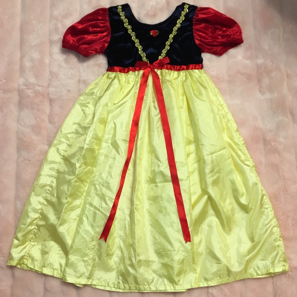 Snow White Like Costume
